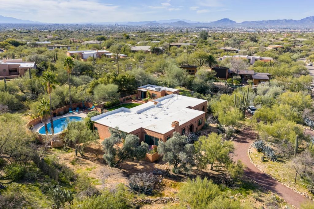 Glove discovered near Savannah Guthrie’s home allegedly matches suspect’s in doorbell footage Glove discovered near Savannah Guthrie’s home allegedly matches suspect’s in doorbell footage