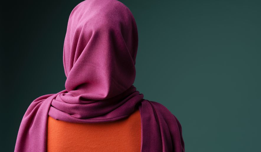 Taking photo of Muslim inmate without hijab violated her religious rights, court rules