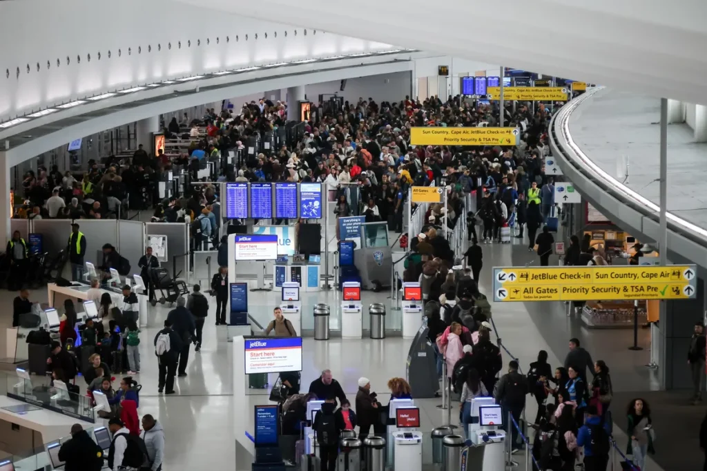 DHS renews threat to cut airport customs in certain cities