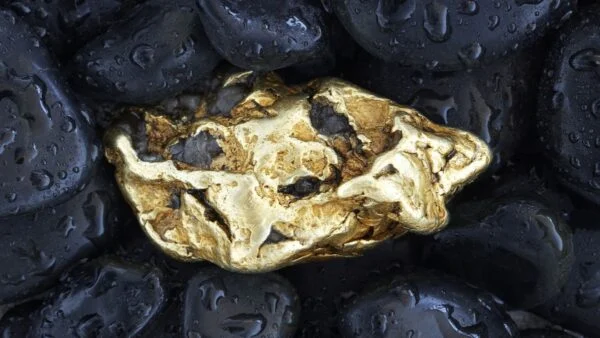 The atomic secret behind gold’s eternal glow The atomic secret behind gold’s eternal glow