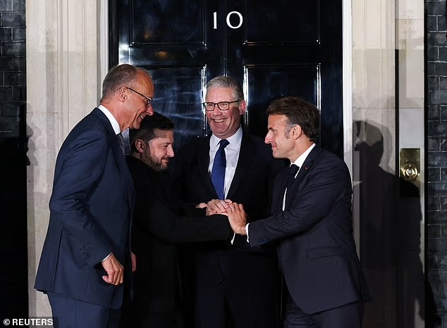 Zelensky arrives at Downing Street for high-stakes meeting with Starmer Zelensky arrives at Downing Street for high-stakes meeting with Starmer
