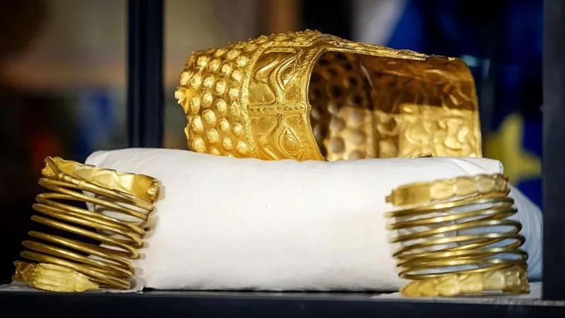 Three jailed over theft of ancient golden helmet from Dutch Museum.