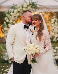 “Taylor Swift and Travis Kelce’s wedding trash sold as ‘pocket garbage’ cubes, fans pay 0 a pop” “Taylor Swift and Travis Kelce’s wedding trash sold as ‘pocket garbage’ cubes, fans pay 0 a pop”